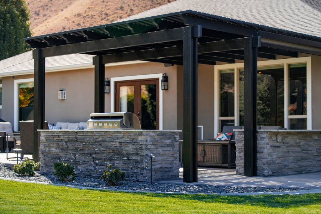 a photo of a modern pergola